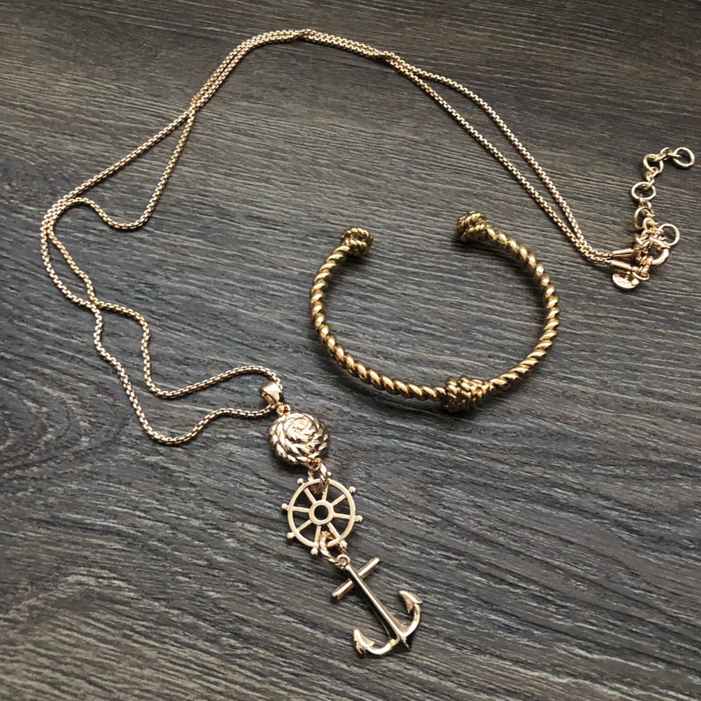Gorgeous 2-piece set plus one bracelet free!